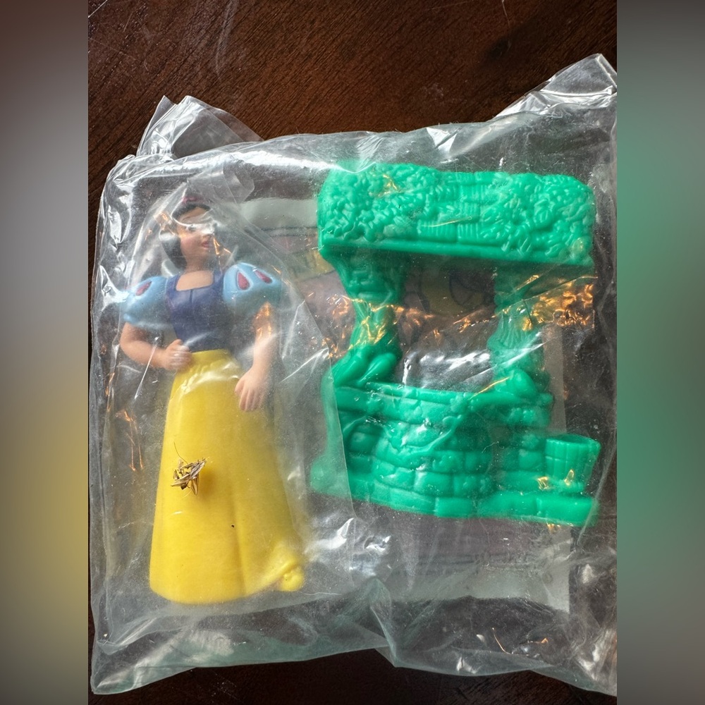 Snow White and the Seven Dwarfs Happy Meal Toys - Picture 3 of 8